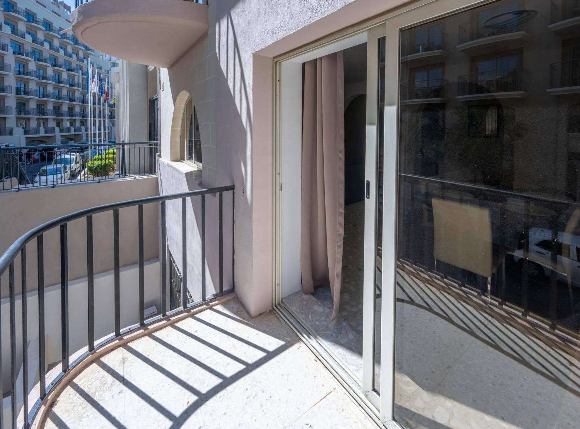 Spacious 3 Bedroom Apartment In The Heart Of St Julians Saint Julian's Ngoại thất bức ảnh